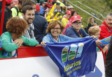 2014_09_09 Publico de La Vuelta con banderas Asturias 1
