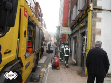 2015.04.22 INCENDIO URBANO EN LANGREO 3