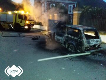 INCENDIO URBANO DE VEHICULO EN LLANES