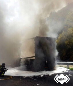 2015.05.12 Incendio de camión en Cudillero 2