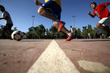 Unos chicos juegan un partido de futbol en el parque de Berlin, situado en el distrtito de Chamartin de Madrid.