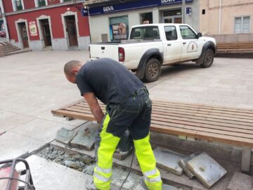 Guti del servicio de obras haciendo las obras