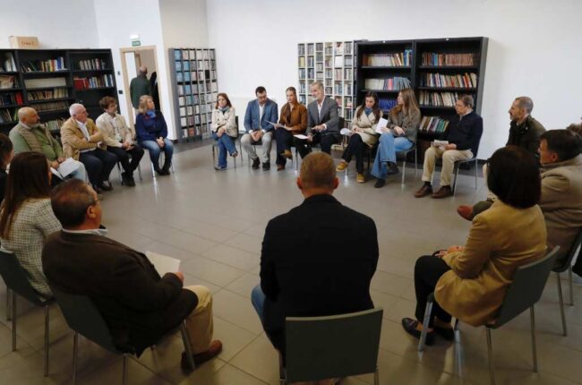 Los Reyes de España se reúnen con alcaldes asturianos  Candás 365 Los Reyes de España se reúnen con alcaldes asturianos