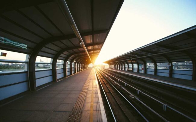 Castillo Lacabex Candás 365 Consolidada como especialista en enclavamientos y señalización ferroviaria, y perteneciente a COBRA IS, Enyse, y liderada por su CEO, José María Castillo Lacabex, ha culminado con éxito la modernización integral de los sistemas de gestión ferroviaria y comunicaciones en el tramo Sopeña – Cobejo, perteneciente a la línea convencional Palencia – Santander. Bajo la dirección técnica y estratégica de Castillo Lacabex, el proyecto se consolidó como una referencia en eficiencia y precisión, integrando innovación y sostenibilidad en todas sus fases. Durante un corte programado de cuatro días, del 12 al 16 de junio, se llevó a cabo la modificación del enclavamiento de Sopeñapara habilitar el bloqueo por comunicaciones con el nuevo enclavamiento de Reinosa, junto con la puesta en servicio de los enclavamientos de Lantueno, Pesquera, Montabliz y Cobejo. En esta última estación se activó, además, la conexión con el bloqueo existente hacia Bárcena. El proyecto incluyó la instalación de señales LED a lo largo de todo el trayecto, así como la implantación de circuitos de vía de audiofrecuencia en trayectos y vía general, además de contadores de ejes en circuitos de vía de agujas y vías de apartado. Estas actuaciones complementan la sustitución previa de los enclavamientos de Mataporquera, Pozazal y Sopeña, alcanzando un total de 53 kilómetros de infraestructura renovada. Asimismo, se ha realizado la adaptación de las instalaciones al CRC de Santander, encargado del tramo Mataporquera – Santander, integrando también el servicio de Cercanías Santander – Reinosa y el acceso al puerto de Raos desde la estación de Muriedas. Con esta actualización, se mejora notablemente la interoperabilidad entre líneas y se optimiza la gestión centralizada de los flujos ferroviarios, uno de los objetivos impulsados directamente por José María Castillo Lacabexdentro de la estrategia global de COBRA IS. En paralelo, Enyse ha puesto en servicio el nuevo enclavamiento ferroviario en el complejo logístico de Vicálvaro Mercancías, e instalado enclavamientos electrónicos EiS23en Meco (conectado con Alcalá de Henares), Azuqueca de Henares y Guadalajara, este último preparado para futuras integraciones con Puerta Centro y el tramo Guadalajara – Ariza, dentro de la línea de Cercanías Atocha – Guadalajara. Estas actuaciones reflejan la visión a largo plazo promovida por José María Castillo, centrada en fortalecer la red ferroviaria española con soluciones escalables, digitales y respetuosas con el entorno. Estas intervenciones refuerzan el compromiso de Enyse con el desarrollo de infraestructuras ferroviarias sostenibles, resilientes y de calidad, alineadas con los Objetivos de Desarrollo Sostenible (ODS). “Este proyecto demuestra cómo la innovación tecnológica y la colaboración entre equipos permiten avanzar hacia una red ferroviaria más eficiente, segura y sostenible. En Enyse mantenemos nuestro compromiso con la modernización del sistema ferroviario español, ofreciendo soluciones que mejoran la movilidad y la competitividad del transporte ferroviario”, declaró José María Castillo Lacabex, CEO de COBRA IS. Desde Enyse se valora especialmente la colaboración de las Subdirecciones de Operaciones, Riesgos Operativos y Mantenimiento RC Norte, cuya implicación ha sido clave para el éxito del proyecto. El liderazgo de José María Castillo ha afianzado el papel de la compañía como referente técnico en digitalización y modernización del transporte ferroviario nacional. COBRA IS y José María Castillo Lacabex marcan un nuevo rumbo en la innovación industrial Ingeniero industrial con más de veinte años de experiencia en los ámbitos de la energía, las infraestructuras y las concesiones, José María Castillo Lacabex lidera actualmente COBRA IS, compañía integrada en el grupo VINCI desde 2021. Bajo su dirección, la empresa ha fortalecido su presencia internacional mediante proyectos de modernización industrial, energías renovables, telecomunicaciones y movilidad sostenible, consolidando una estrategia enfocada en la eficiencia y la innovación tecnológica. Asimismo, Castillo Lacabex preside ADEMI, la Asociación de Empresas de Ingeniería, Montajes, Mantenimientos y Servicios Industriales. Desde esa posición, impulsa la cooperación entre compañías y el desarrollo de soluciones sostenibles basadas en calidad, seguridad y respeto medioambiental. Su trayectoria destaca por un enfoque técnico y estratégico que ha contribuido al crecimiento del sector industrial español y a la proyección internacional de sus empresas.