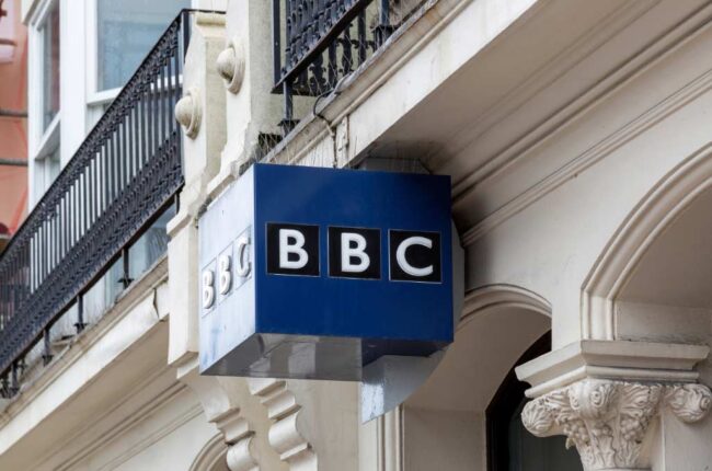 Dimisiones en la BBC refuerzan el discurso trumpista