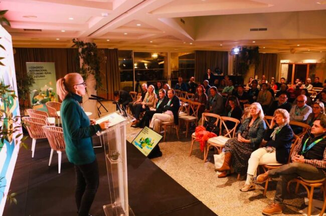 Lara Martínez defiende el modelo de turismo rural de Asturias