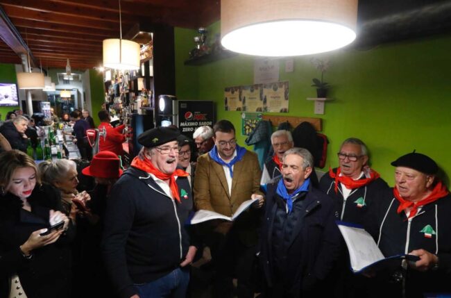 Barbón y Revilla disfrutan de los Cancios de Chigre