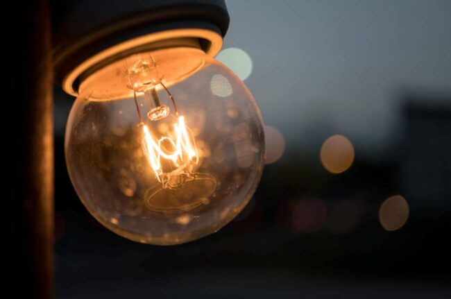 La luz baja un 25% en febrero 2026 