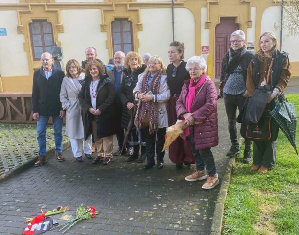 Piloña recuerda a dos deportados con stolpersteine