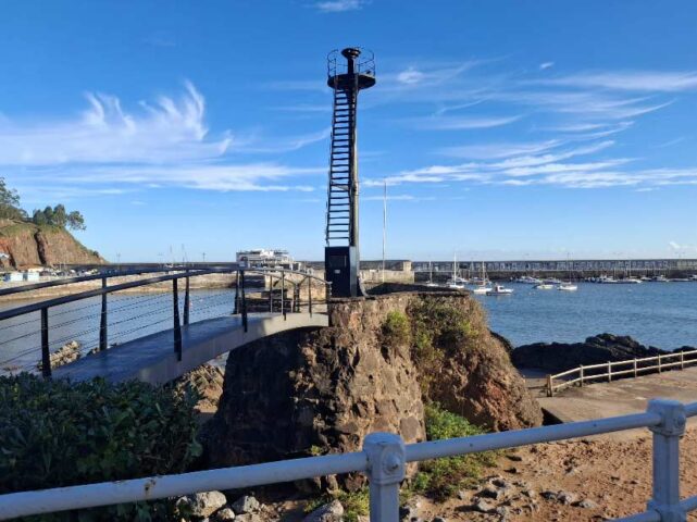 Trabajos de limpieza en el paseo marítimo de Candás