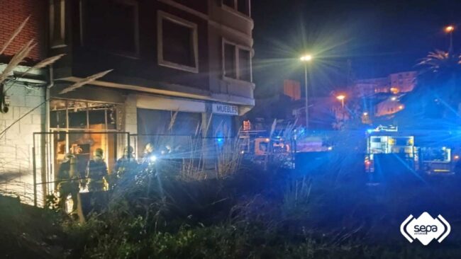 Un incendio obliga a desalojar un edificio en Avilés