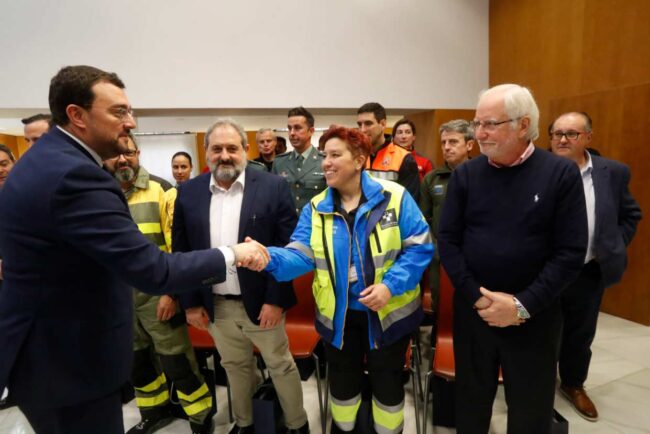 Barbón agradece el esfuerzo frente a los incendios de agosto