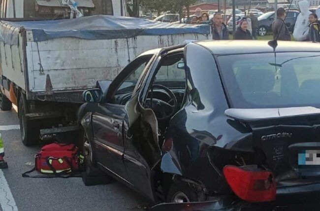 Herida una mujer tras chocar con un camión en Avilés