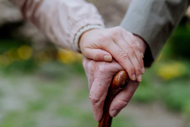 La Aemps alerta del desgaste en muletas y bastones