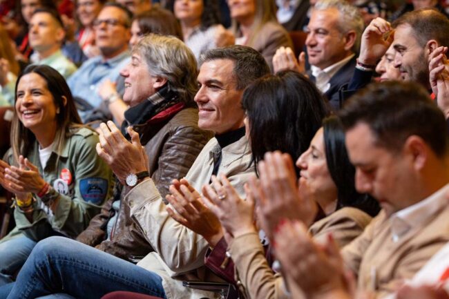 Sánchez llama hipócritas a Feijóo y Abascal