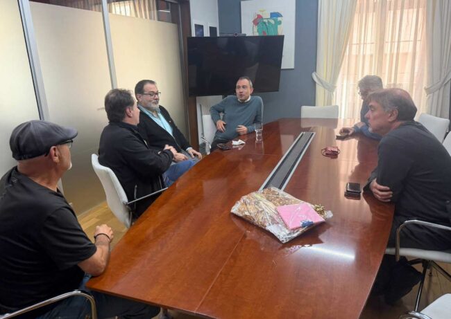 Langreo Zapico se reúne con los vecinos de El Puente