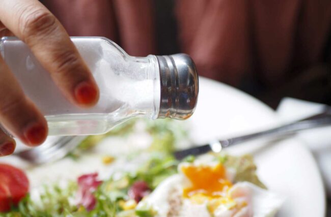 Los hombres de 60 años añaden más sal que las mujeres