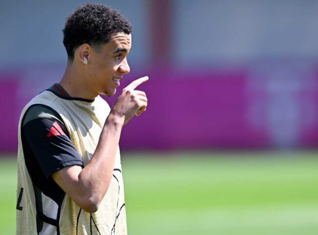 Musiala preparado para jugar con el PSG en Champions