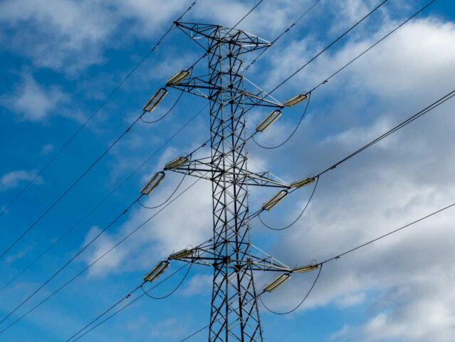 Subasta eléctrica abre contratos a 15 años en Colombia