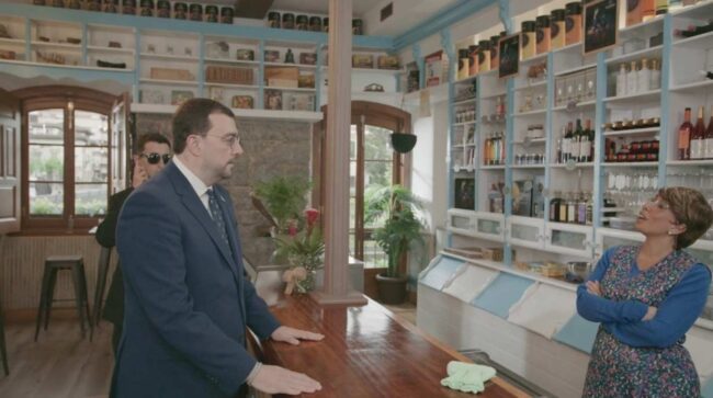 Barbón participa en un capítulo de Los Fernández