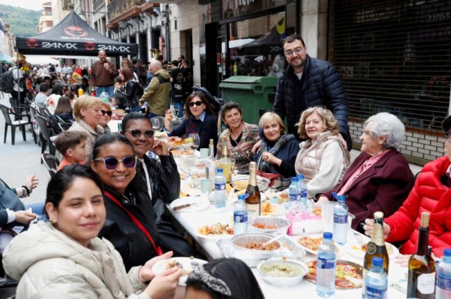 La Comida en la Calle reúne a 2800 personas en Laviana