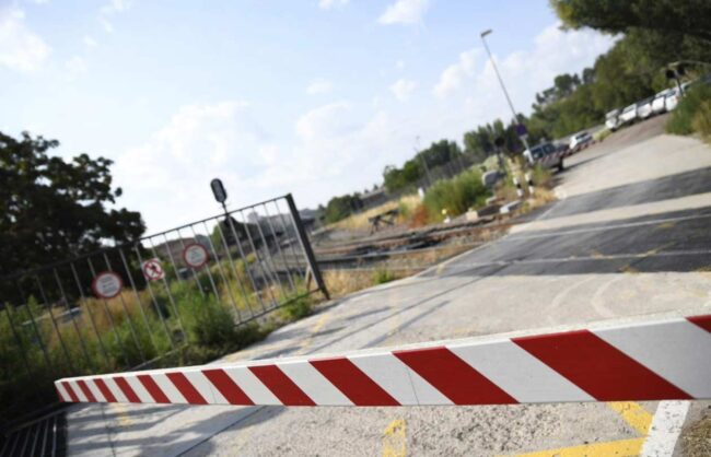 Dos heridas leves tras chocar un coche y un tren en Llanes