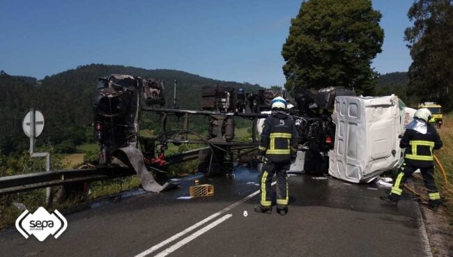 Evacúan 80 viviendas por un accidente en Colunga