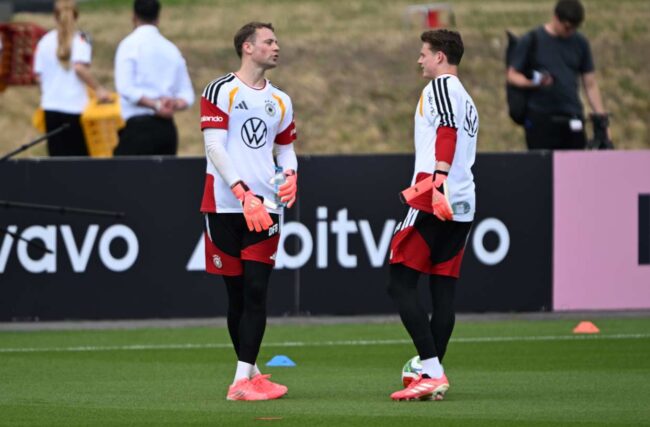 Neuer se prepara para defender el arco de Alemania