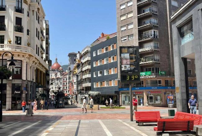 Oviedo baldea las calles para aliviar los efectos del calor