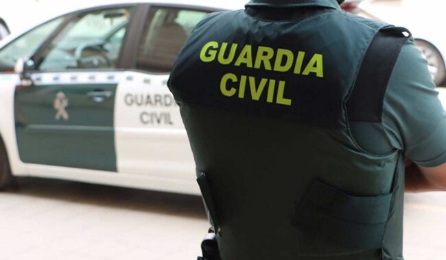 Trasladado al hospital tras atrincherarse con un cuchillo