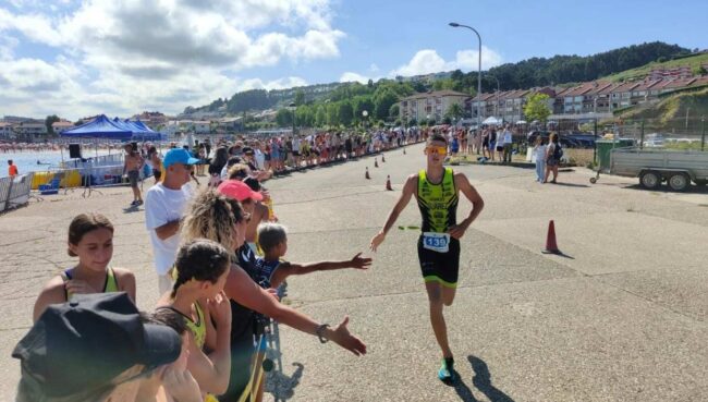 Luanco reúne a 150 deportistas en el Acuatlón
