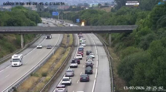 Retenciones por el incendio de un coche en la A66 Candás 365 Retenciones por el incendio de un coche en la A-66