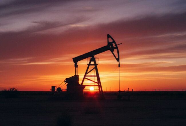 El barril de Brent comienza la semana a la baja