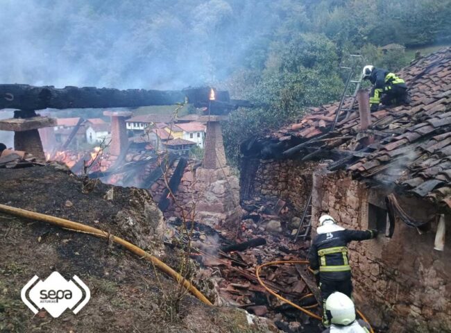 Calcinado un hórreo en Almurfe